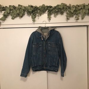 VINTAGE denim jacket with grey sweatshirt insert.